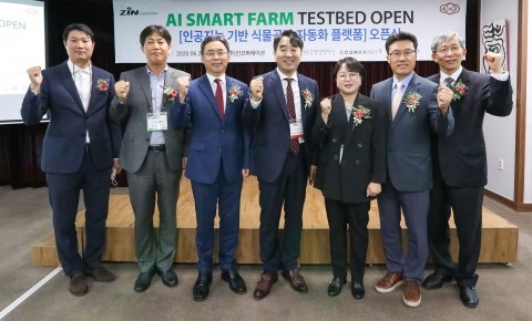 왼쪽부터 조성진 설성푸드 대표, 김상우 코스맥스NBT 상무, 하성도 한국과학기술연구원(KIST) 강릉분원 천연물연구소 분원장, 이창희 진코퍼레이션 대표, 노주원 KIST 강릉분원 천연물연구소 책임연구원, 박종석 충남대 교수, 박상필 진코퍼레이션 스마트팜 부설연구소장