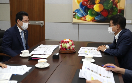 이승옥 강진군수가 김영록 전라남도지사를 만나 지역 현안사업에 대해 설명하고 있다/사진=강진군