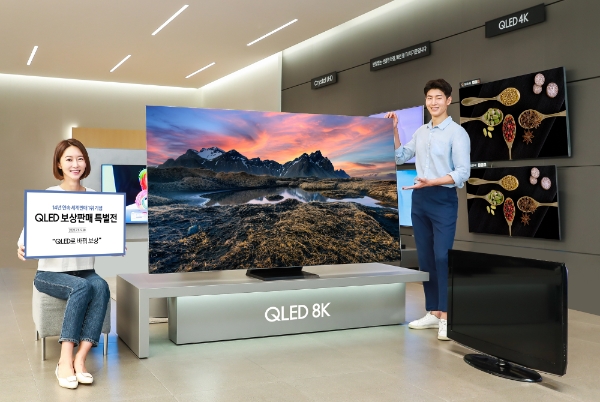 삼성전자 모델이 삼성 디지털프라자 강남본점에서 구형 TV를 반납하고 최신 QLED TV를 구매하면 최대 100만원 상당의 혜택을 받을 수 있는 'QLED 보상판매 특별전'을 소개하고 있다. / 사진제공 =삼성전자
