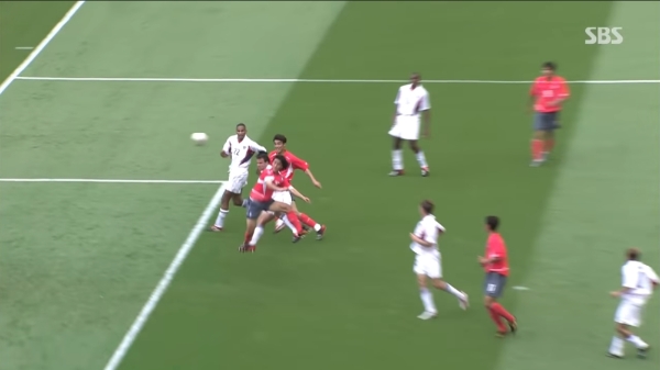 2002년 월드컵 당시 동점골을 넣는 안정환. 너티독은 극적인 동점골이라고 외치고 싶었던 걸까.