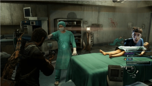 '라오어1'에서 엘리를 실험하려는 장면.