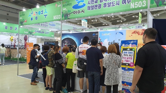 지난 25일부터 27일까지 창원컨벤션센터(CECO) 제2‧3전시홀에서 열린 경남관광박람회에서 관람객들이 여수 관광 홍보부스를 둘러보고 있다./사진=여수시