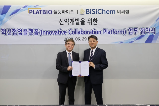플랫바이오 김선진 대표와 비씨켐 서정법 대표가 업무 협약식 이후 기념 촬영을 진행하고 있다