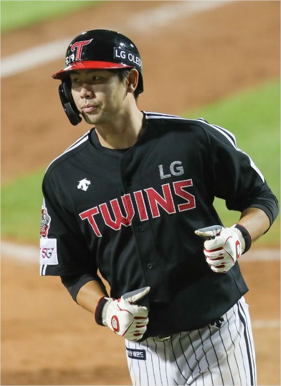 LG 홍창기가 감격적인 프로데뷔 첫 홈런을 끝내기 홈런으로 장식했다.