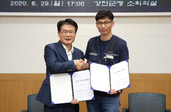 강진군은 지난 29일 군청 소회의실에서 광주전남자치단체공무직노동조합(이하 공무직노조)과의 2017~ 2020임금협약 체결식을 갖고 2014년 10월에 시작한 임금교섭을 5년 8개월 만에 마무리했다고 밝혔다.