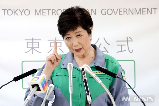 고이케 유리코 일본 도쿄도지사가 지난달 30일 도쿄도청에서 신종 코로나바이러스 감염증(코로나19) 대책 회의를 마친 뒤 기자회견을 열고 발언하고 있다.