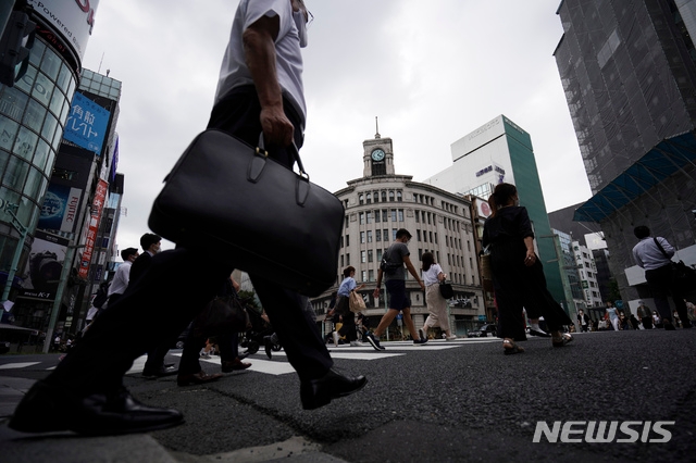지난달 24일 일본 수도 도쿄의 긴자 거리에서 시민들이 횡단보도를 건너고 있다.
