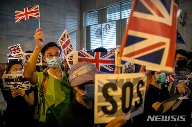  영국 정부가 홍콩 시민에 영국 국적의 여권(시민권)을 제공하겠다고 밝혔다. 이에 따라 홍콩 시민 약 300만명이 영국 시민권을 받을 기회가 열렸다. 사진은 지난해 10월 홍콩 시민들이 반(反)중국 시위 중 영국 국기를 흔드는 모습.