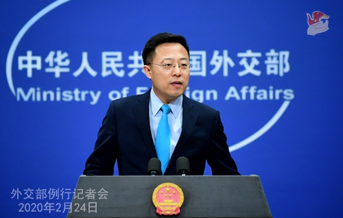 중국 외교부 자오리젠(趙立堅) 신임 대변인이 지난 2월 24일 베이징에서 열린 정례 기자회견을 처음으로 주재하며 기자들의 질문에 응답하고 있다. (사진출처: 중국 외교부 홈페이지 캡처) 