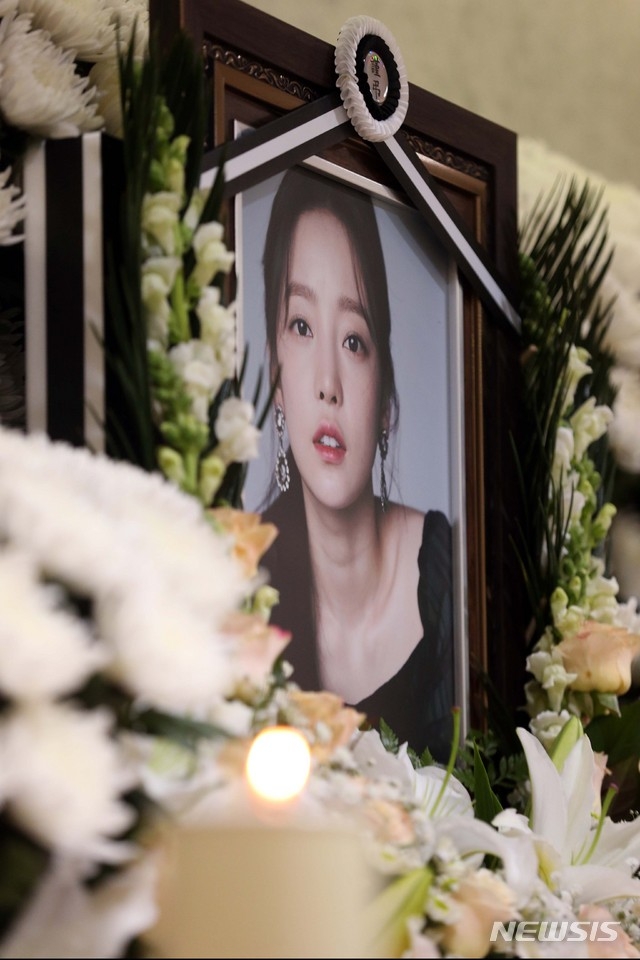 지난해 11월25일 가수 구하라의 일반 빈소가 마련된 서울 강남 성모병원 장례식장에 고인의 영정이 보이고 있다.