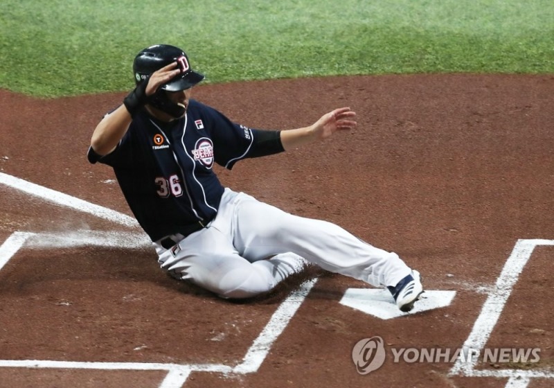 1일 고척스카이돔에서 열린 프로야구 키움과 두산의 경기. 1회 초 무사 만루 상황에서 두산 최주환이 친 안타로 2루 주자 오재일이 홈으로 들어오고 있다