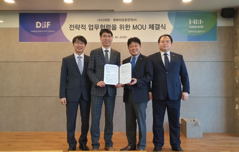 왼쪽부터) ㈜인실리코젠 최남우 대표, ㈜디이프 강병철 대표, 한바이오유전자㈜ 최준 대표, 한바이오㈜ 강다윗 회장이 업무협약식을 마치고 포즈를 취하고 있는 모습.