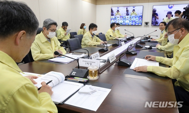 박능후 중앙재난안전대책본부 1차장(보건복지부 장관)이 2일 오전 정부세종청사에서 열린 신종 코로나바이러스 감염증(코로나19) 대응 중대본 회의에서 모두발언을 하고 있다.