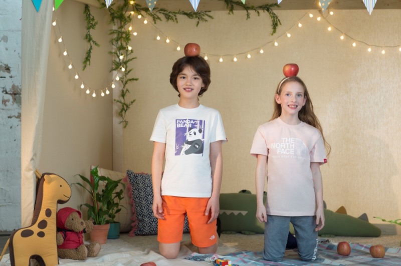 ‘키즈 그린 버디 그래픽 반팔 라운드티' 등 노스페이스 키즈 서머 컬렉션 착장 컷