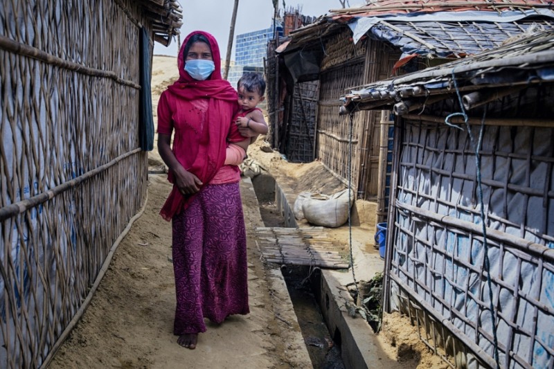 사진 캡션: 딸을 안고 있는 방글라데시 로힝야 난민캠프 여성 난민