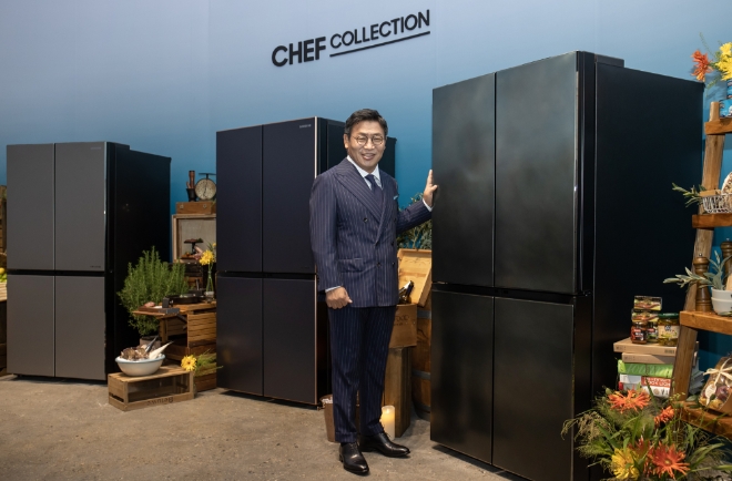 (사진=삼성전자) 이재승 삼성전자 생활가전사업부장이 서울 성수동에 마련된 체험존에서 '뉴 셰프컬렉션' 냉장고를 소개하고 있다.
