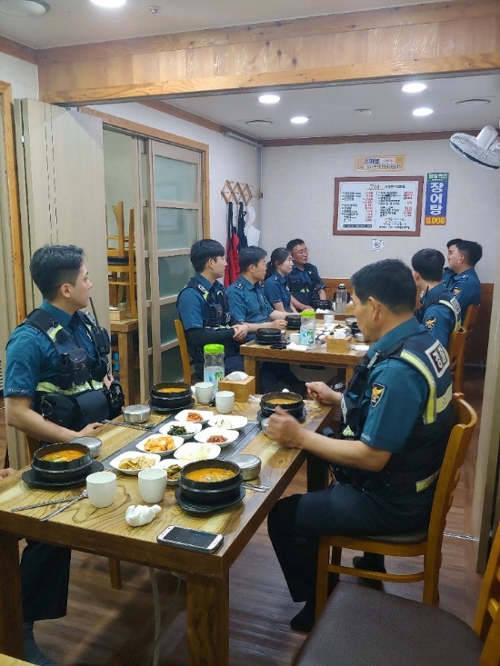 지난 25일 김학남 서장이 남악지구대 근무자들과 지역내 식당에서 조찬간담회를 가졌다/사진=무안경찰서