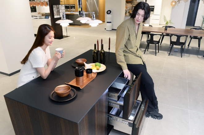 (사진=LG전자)LG전자가 2일 초(超)프리미엄 빌트인 ‘시그니처 키친 스위트(SIGNATURE KITCHEN SUITE)’인 아일랜드 와인셀러와 서랍형 냉장고를 국내 출시했다. 신제품은 아일랜드 식탁이나 조리대 아래에 빌트인으로 설치하는 언더카운터 타입이며 주방공간에 차별화된 가치와 품격을 부여한다. 사진은 아일랜드 서랍형 냉장고.