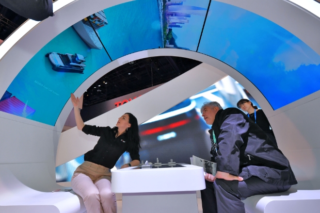 현대모비스가 올해 초 북미 라스베가스에서 개최된 CES에서 현지 스타트업과 관계자들을 초청해 자율주행, 전동화 등 미래차 개발 전략을 설명하고 있다. / 사진 제공 = 현대모비스