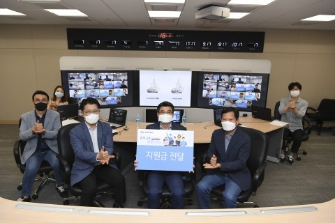 오른쪽 세 번째에 있는 송호성 기아자동차 사장이 7월 1일 서울 서초구 기아차 사옥에서 진행된 ‘함께 극복, 코로나19’ 온라인 기금전달식에서 관계자들과 포즈를 취하고 있다(사진=기아자동차)