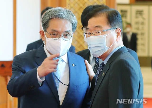 노영민(왼쪽) 대통령 비서실장과 정의용 국가안보실장이 지난 6월 16일 청와대 충무실에서 열린 신임 대사 신임장 수여식을 마친 뒤 심각한 표정으로 대화하고 있다.