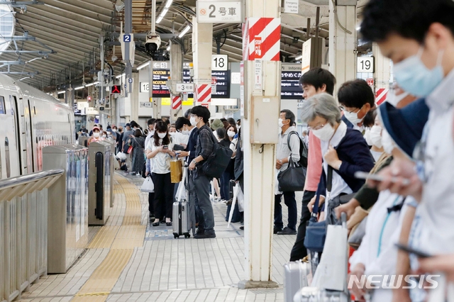 지난 6월 19일 일본 도쿄 소재 도쿄역에서 승객들이 지하철을 기다리고 있다.