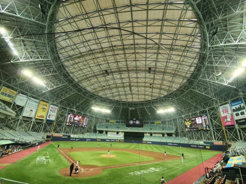 최대 높이 67.59m의 고척돔 지붕. 2일 서울시 구로구 고척 스카이돔에서 열린 키움 히어로즈와의 방문 경기에서 두산 베어스 오재일은 고척돔 천장에 맞는 행운의 2루타를 쳤다.