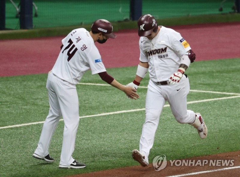 2일 서울 고척 스카이돔에서 열린 2020 프로야구 키움 히어로즈와 두산 베어스의 경기. 7회말 1사 1루 상황에서 키움 박병호가 2점 홈런을 친 뒤 홈인하고 있다. 멀티홈런으로 박병호는 KBO리그 개인 통산 300홈런 기록에 1개만 남겨두게 됐다.