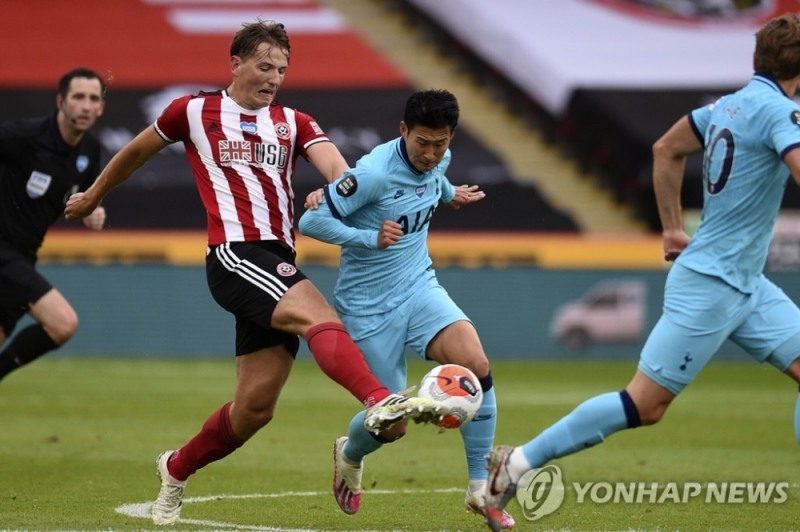 볼다툼을 펼치는 토트넘의 손흥민 (AP=연합뉴스)