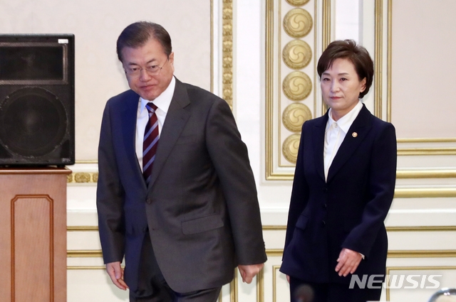 문재인 대통령과 김현미 국토교통부 장관이 지난 2월 27일 청와대 영빈관에서 열린 국토부와 해양수산부 업무보고에 참석하고 있다.
