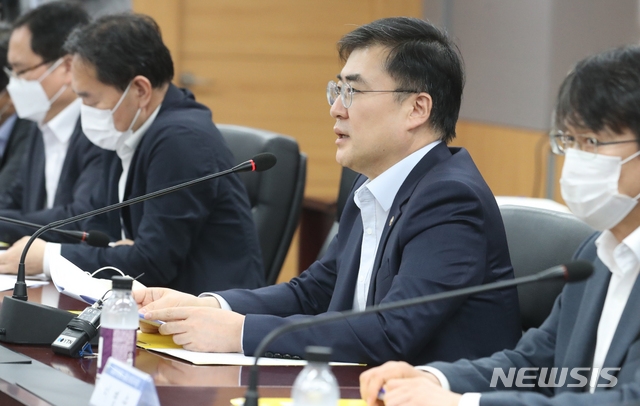 (사진=뉴시스)손병두 금융위원회 부위원장이 2일 서울 종로구 정부서울청사에서 열린 금융소비자 피해 분야 전면점검 합동간담회에 참석해 발언하고 있다.