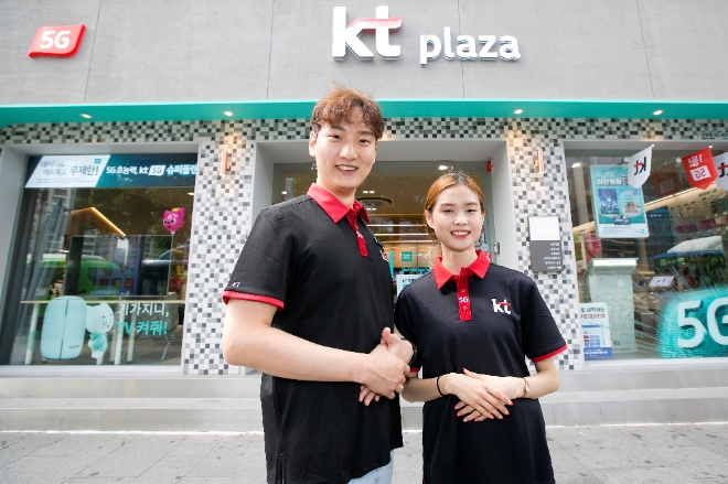 (사진=KT) KT 플라자 직원이 KT 매장을 소개하고 있다.  