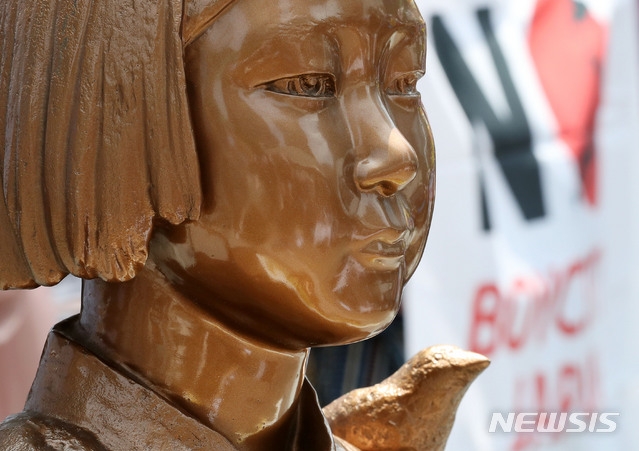서울 종로구 옛 일본대사관 앞에서 지난달 열린 '제1442차 일본군 성노예제 문제해결을 위한 정기 수요시위'에서 평화의 소녀상이 자리를 지키고 있다