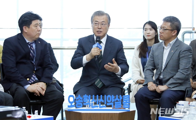 문재인 대통령이 지난 5월 22일 충북 청주시 오송첨단의료산업진흥재단 신약개발지원센터에서 열린 '오송 혁신신약살롱'에 참석해 격려사하고 있다. '혁신신약살롱'은 바이오의약산업 분야 인재들이 모여 아이디어를 공유하는 민간주도형 바이오헬스 혁신 커뮤니티이다.