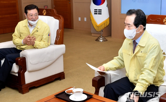 정세균 국무총리(오른쪽)가 3일 오전 광주 서구 치평동 광주시청에서 중앙재난안전대책본부 회의를 열기에 앞서 이용섭 광주시장으로부터 코로나19 발생 현황 보고를 받고 있다.