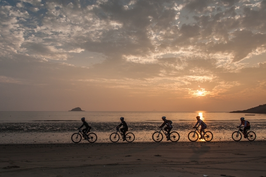 신안군이 '섬 자전거 여행' 전국 라이더들의 각광을 받고 있다.신안군은 바다와 섬을 품은 자전거 코스 115㎞를 새롭게 추가 운영한다/사진=신안군