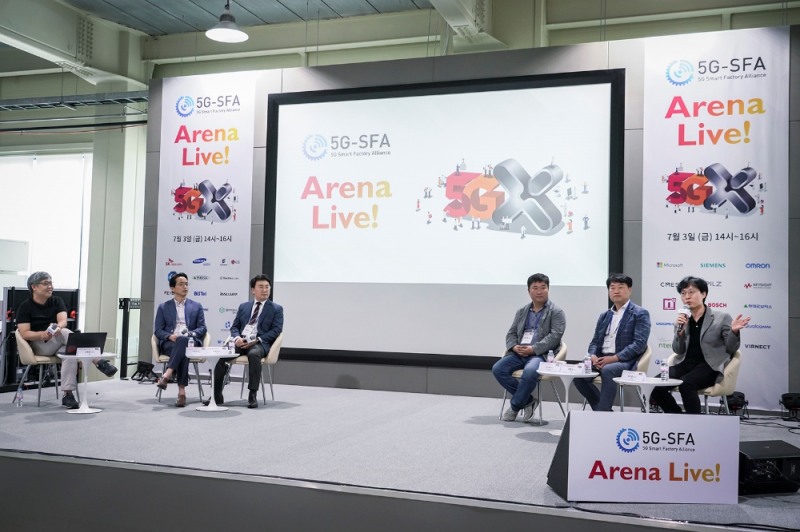 SK텔레콤 최낙훈 Industrial Data 사업 유닛장과 SFA 관계자들이 스마트팩토리 확산 및 정착 비전에 대해 토론하고 있는 모습