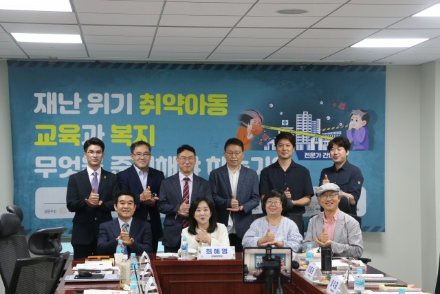 전문가 간담회 참여 전문가들이 단체 사진을 찍고 있다