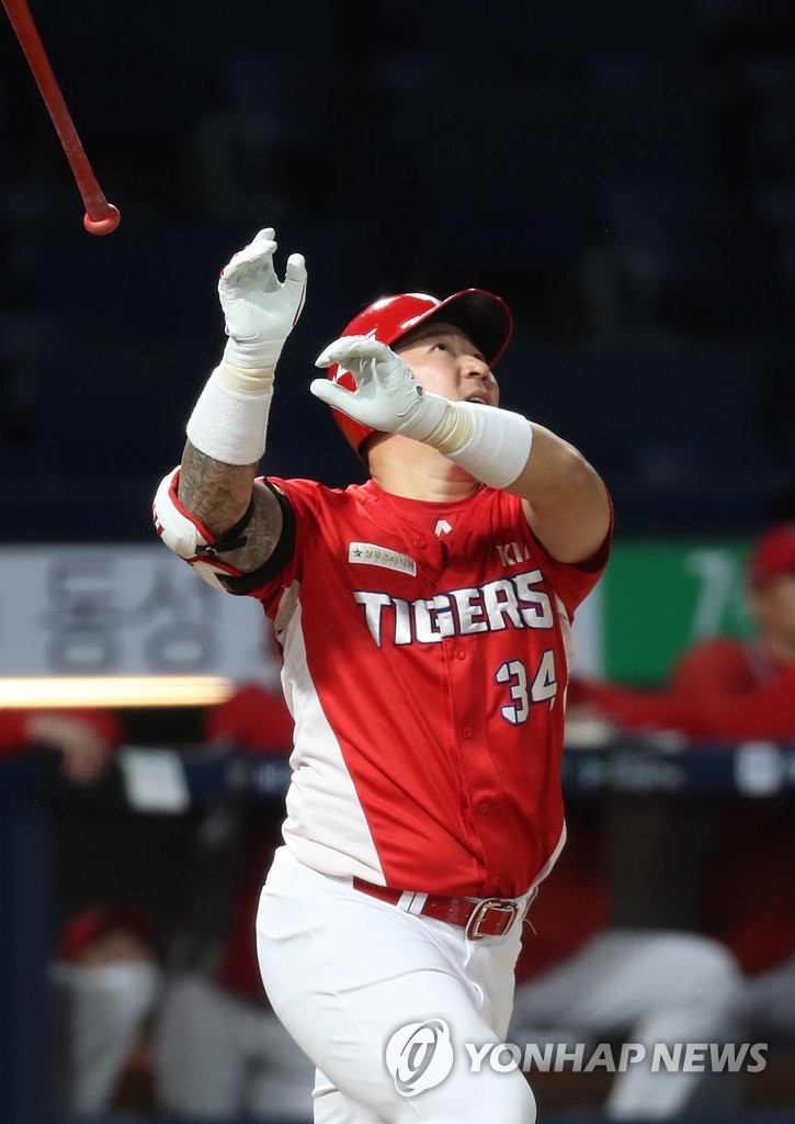 '호랑이 해결사' 최형우가 1-0으로 아슬아슬한 리드를 지키던 6회초 2점 홈런을 날리며 선두 NC 연파에 선봉에 섰다.