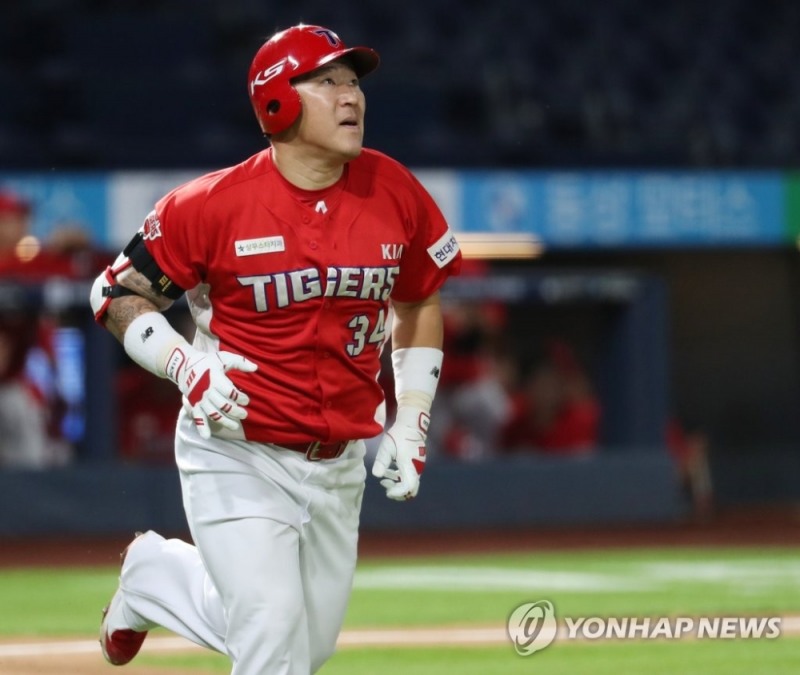 '호랑이 해결사' 최형우가 창원원정경기에서 쐐기 2점 홈런을 날린 뒤 타구를 바라보며 그라운드를 돌고 있다.