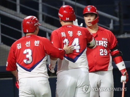 KIA 타선의 핵을 이루고 있는 김선빈과 최형우. 3일 NC전에서 2루타를 치고 나간 리드오프 김선빈을 2루에 두고 최형우가 2점 홈런을 날려 승리를 이끌었다.