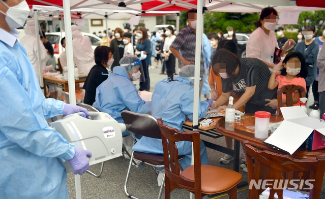 교회에서 신종 코로나바이러스 감염증(코로나19) 확진자 2명이 나온 가운데 지난 3일 오후 광주 북구 일곡중앙교회 주차장에 마련된 선별진료소에서 보건당국이 예배 참석자들을 대상으로 검체를 채취하고 있다.