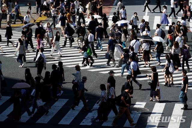 2일 일본 도쿄 시부야에서 신종 코로나바이러스 감염증(코로나19) 예방을 위해 마스크를 쓴 사람들이 횡단보도를 건너고 있다. 
