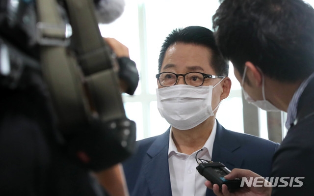 국가정보원장으로 지명된 박지원 전 의원이 3일 서울 여의도 사무실을 나서며 취재진의 질문에 답변하고 있다. 