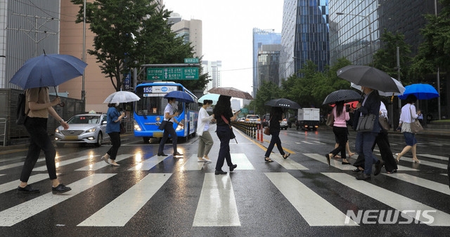 서울 지역에 장맛비가 내리고 있는 지난달 30일 오전 서울 중구 을지로에서 우산을 쓴 시민들이 횡단보도를 건너고 있다.