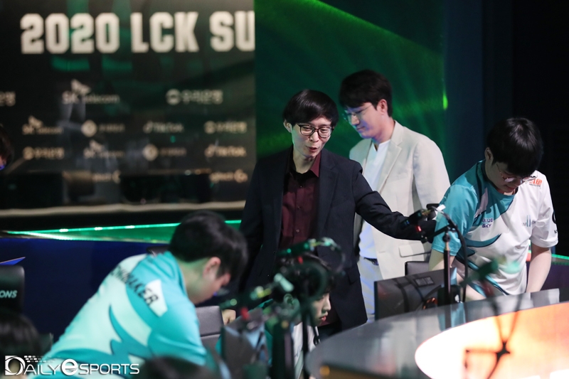 검은 정장을 입은 '제파' 이재민 감독과 베이지 정창을 입은 '대니' 양대인 코치