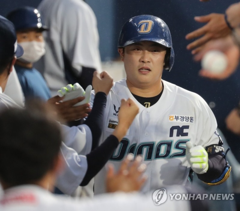 NC 권희동이 홈런을 날린 뒤 동료들의 축하를 받고 있다.