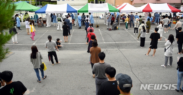 교회에서 신종 코로나바이러스 감염증(코로나19) 확진자 2명이 나온 가운데 3일 오후 광주 북구 일곡중앙교회 주차장에 마련된 선별진료소에서 보건당국이 예배 참석자들을 대상으로 검체를 채취하고 있다.