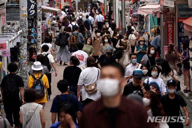  일본 수도 도쿄도가 신종 코로나바이러스 감염증(코로나19) 제2파의 진원지가 되고 있는 가운데 3일 시내 쇼핑가에 마스크를 착용한 인파가 몰려 인산인해를 이루고 있다. 