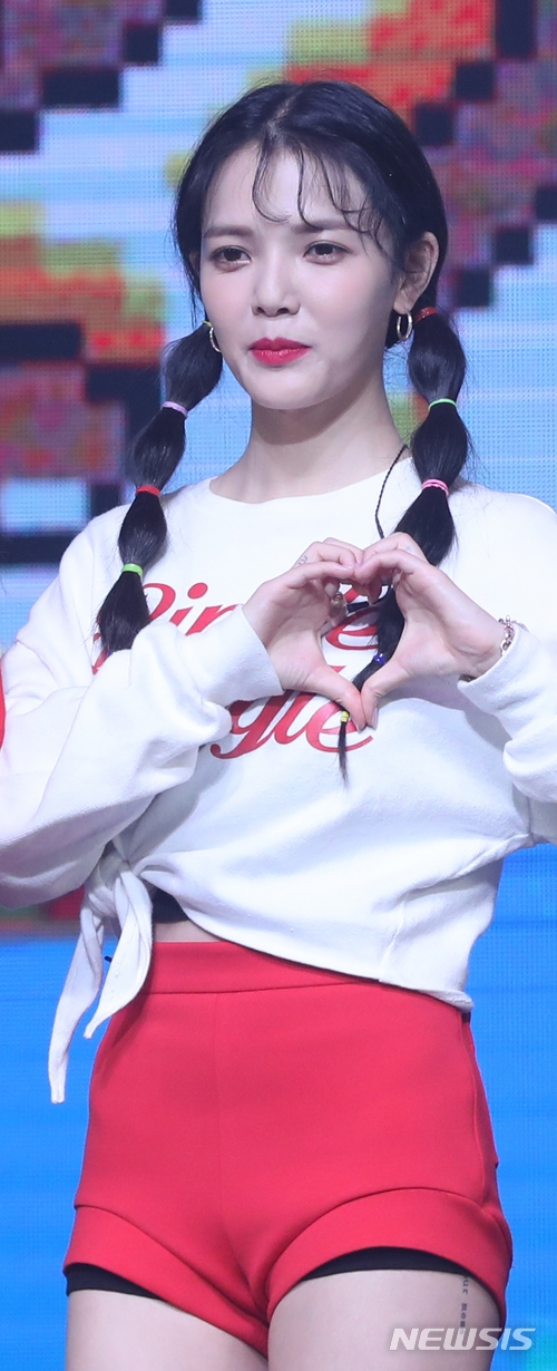 그룹 'AOA' 지민이 2018년 5월 28일 서울 광진구 예스24라이브홀에서 열린 다섯 번째 미니앨범 ‘빙글뱅글(BINGLE BANGLE)’발매 쇼케이스에서 포즈를 취하고 있다.